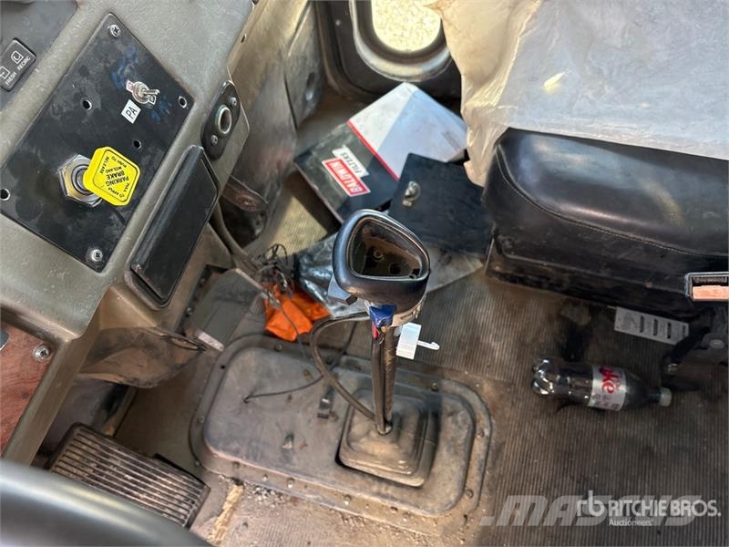 Peterbilt 330 6x4 Fuel and Lube Truck Tovornjaki cisterne