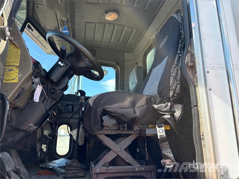 Peterbilt 330 6x4 Fuel and Lube Truck Tovornjaki cisterne