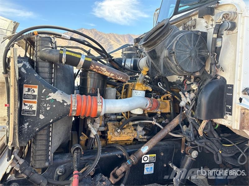 Peterbilt 330 6x4 Fuel and Lube Truck Tovornjaki cisterne