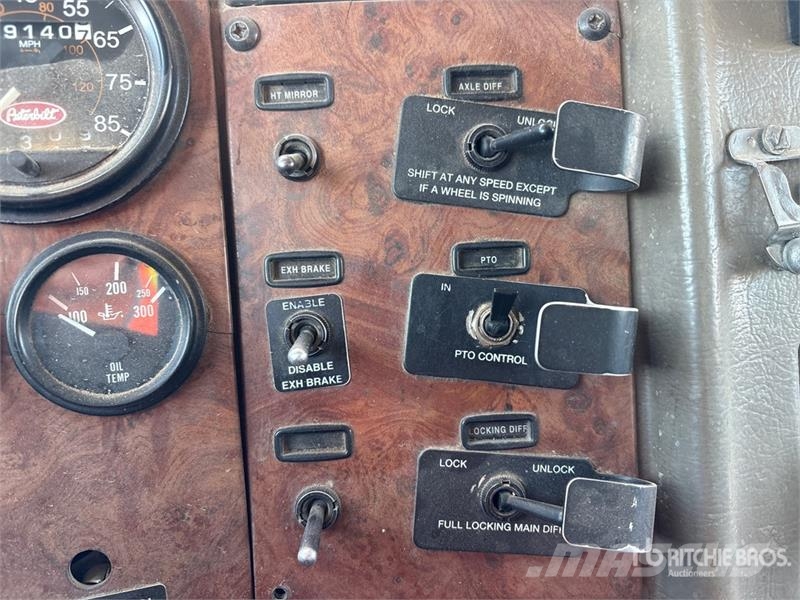 Peterbilt 330 6x4 Fuel and Lube Truck Tovornjaki cisterne