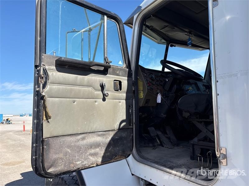 Peterbilt 330 6x4 Fuel and Lube Truck Tovornjaki cisterne
