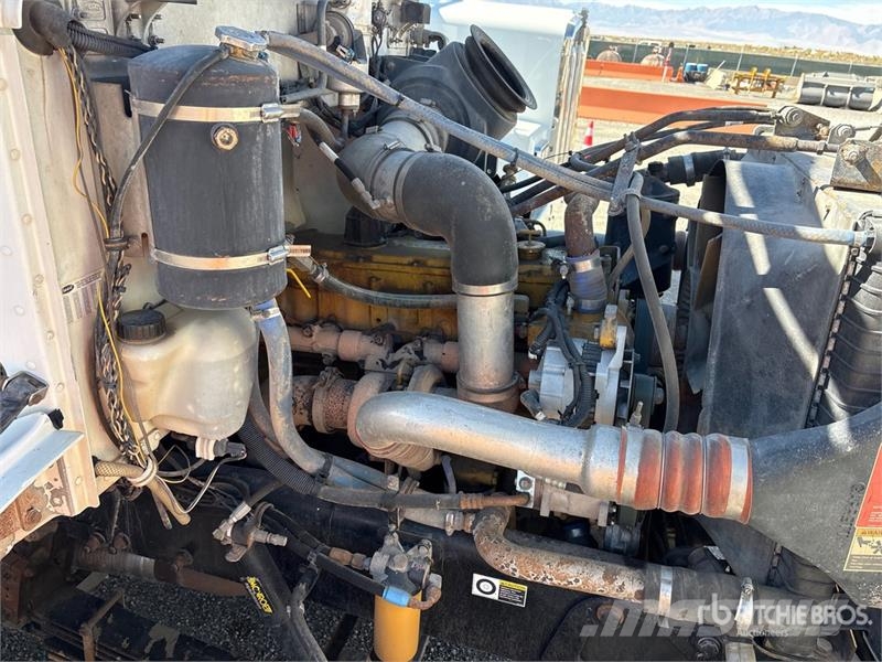 Peterbilt 330 6x4 Fuel and Lube Truck Tovornjaki cisterne