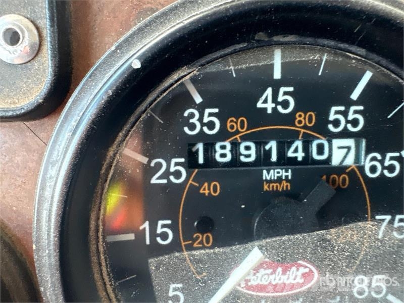 Peterbilt 330 6x4 Fuel and Lube Truck Tovornjaki cisterne