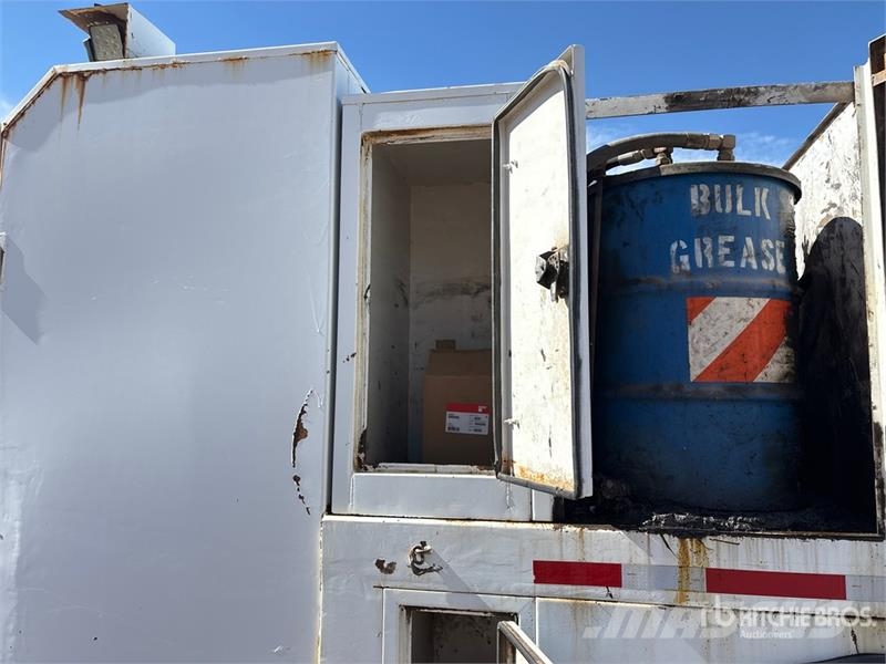 Peterbilt 330 6x4 Fuel and Lube Truck Tovornjaki cisterne