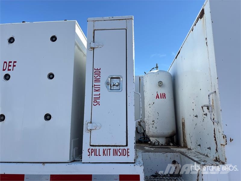 Peterbilt 330 6x4 Fuel and Lube Truck Tovornjaki cisterne