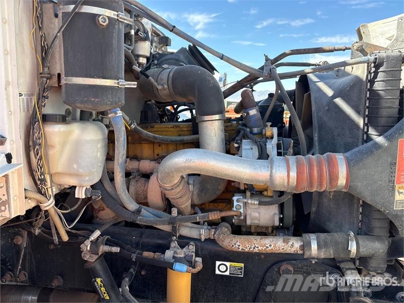 Peterbilt 330 6x4 Fuel and Lube Truck Tovornjaki cisterne