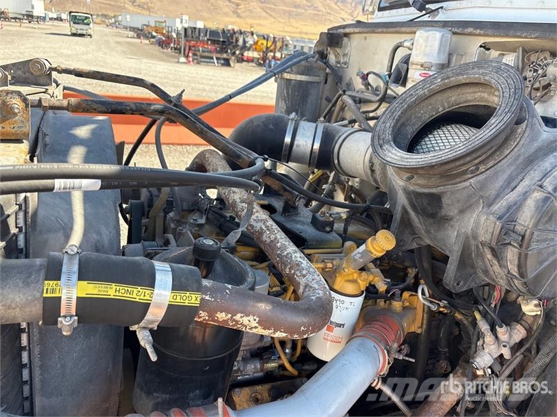 Peterbilt 330 6x4 Fuel and Lube Truck Tovornjaki cisterne