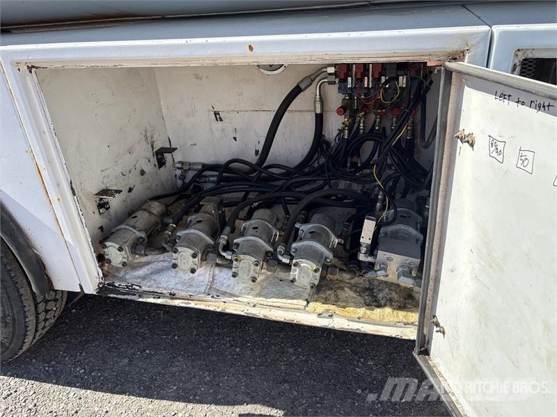 Peterbilt 330 6x4 Fuel and Lube Truck Tovornjaki cisterne