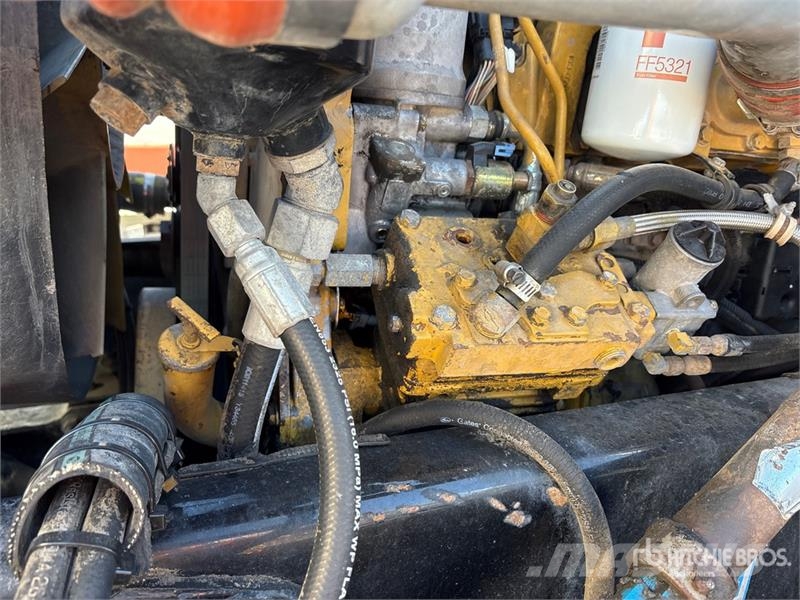 Peterbilt 330 6x4 Fuel and Lube Truck Tovornjaki cisterne