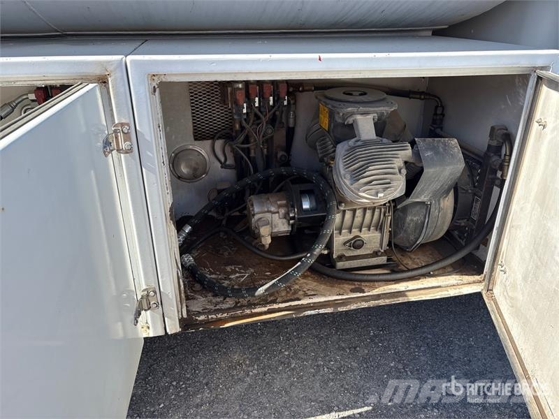 Peterbilt 330 6x4 Fuel and Lube Truck Tovornjaki cisterne