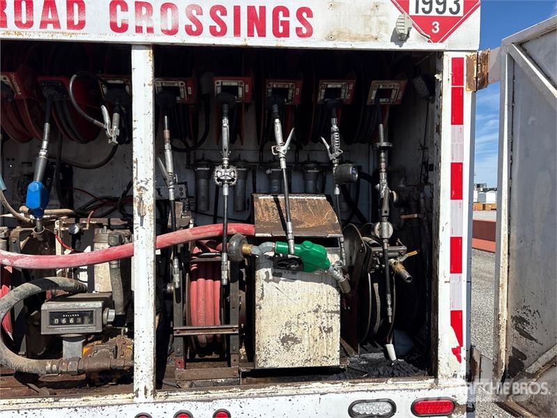 Peterbilt 330 6x4 Fuel and Lube Truck Tovornjaki cisterne