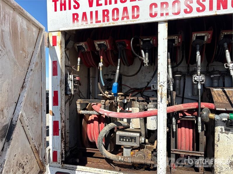 Peterbilt 330 6x4 Fuel and Lube Truck Tovornjaki cisterne