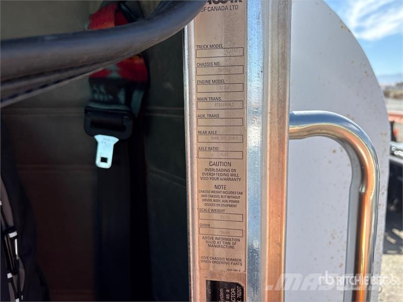 Peterbilt 330 6x4 Fuel and Lube Truck Tovornjaki cisterne
