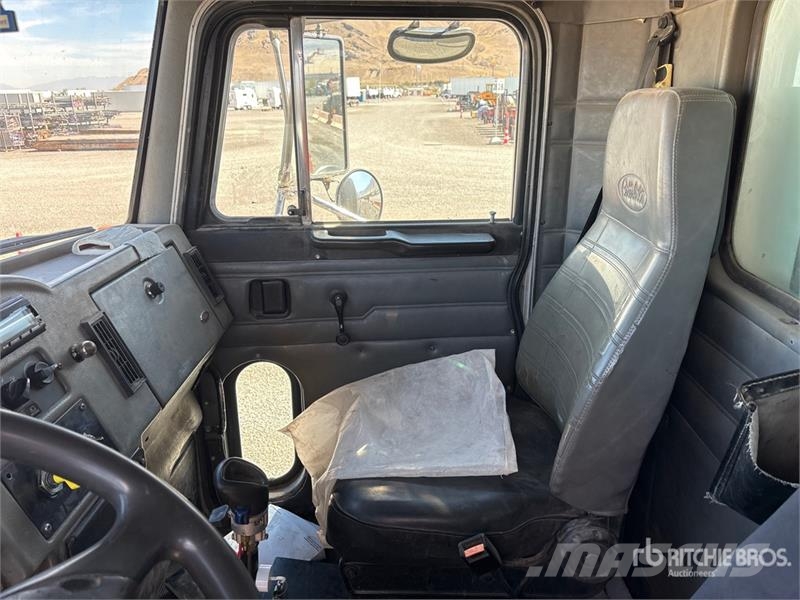 Peterbilt 330 6x4 Fuel and Lube Truck Tovornjaki cisterne