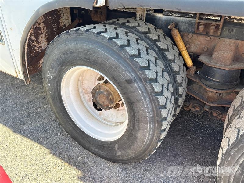 Peterbilt 330 6x4 Fuel and Lube Truck Tovornjaki cisterne