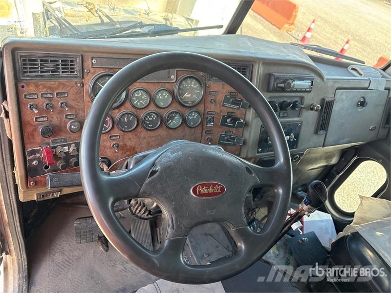 Peterbilt 330 6x4 Fuel and Lube Truck Tovornjaki cisterne