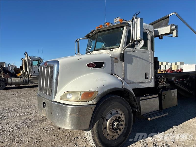 Peterbilt 335 شاحنات لوادر