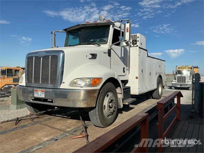 Peterbilt 335 4x2 Service Truck Camions et véhicules municipaux