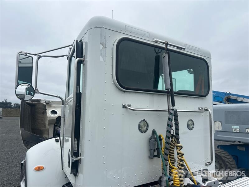 Peterbilt 337 وحدات الجر