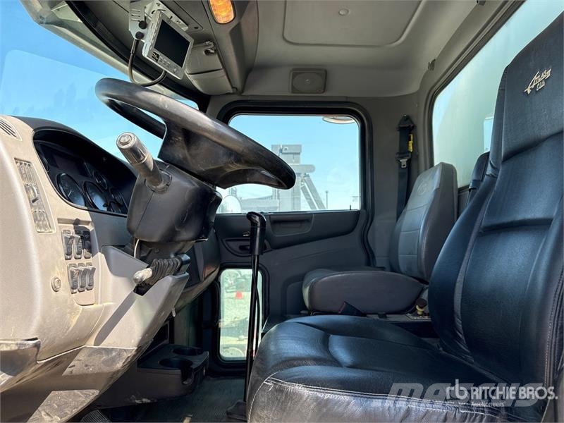 Peterbilt 337 Fuel and Lube Truck Cisternové vozy