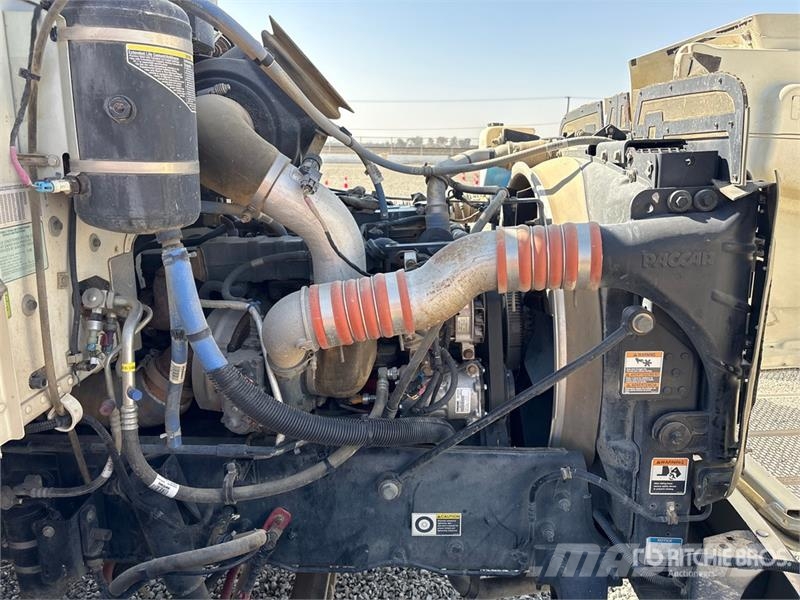 Peterbilt 337 Fuel and Lube Truck Cisternové vozy