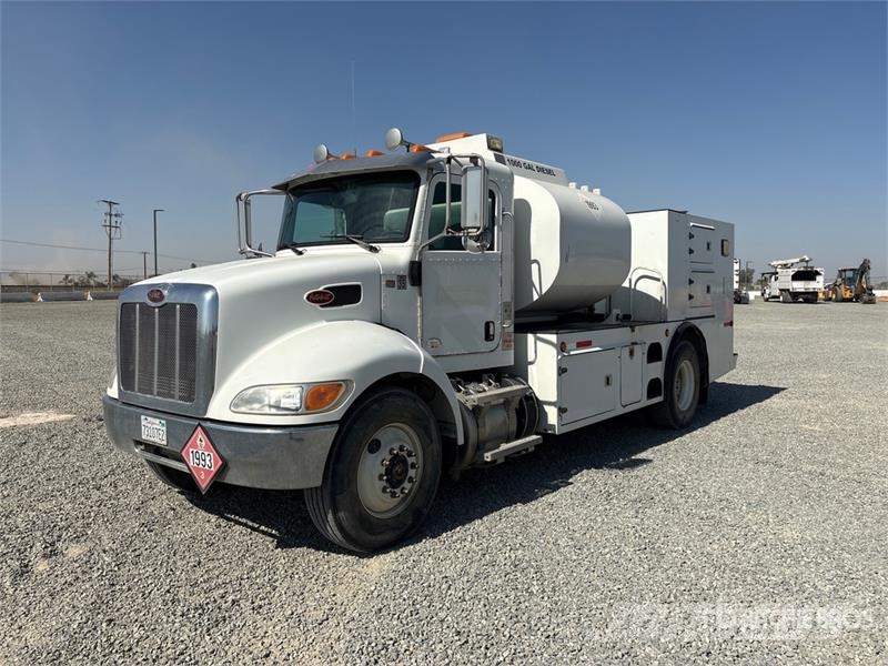 Peterbilt 337 Fuel and Lube Truck Cisternové vozy