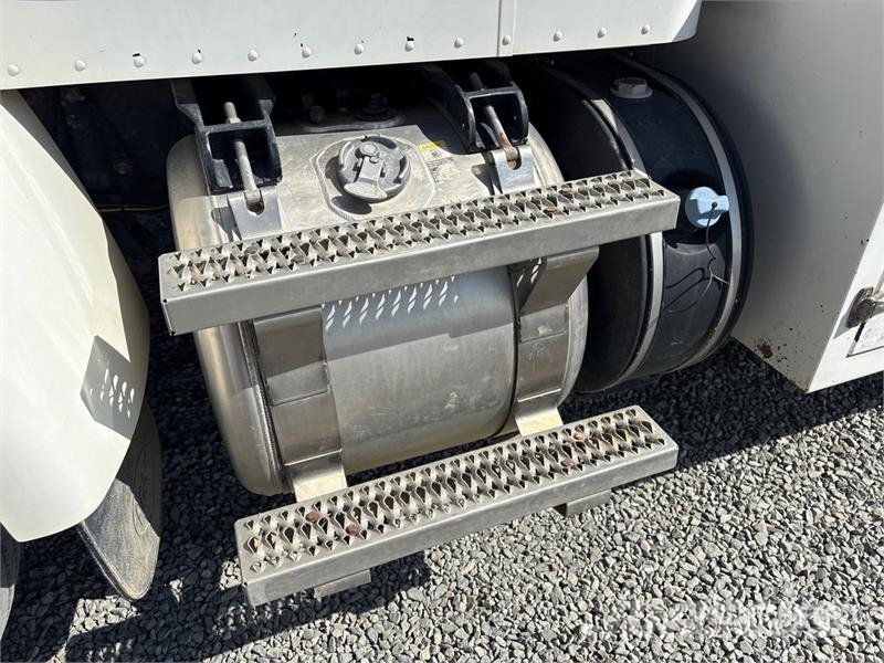 Peterbilt 337 Fuel and Lube Truck Cisternové vozy