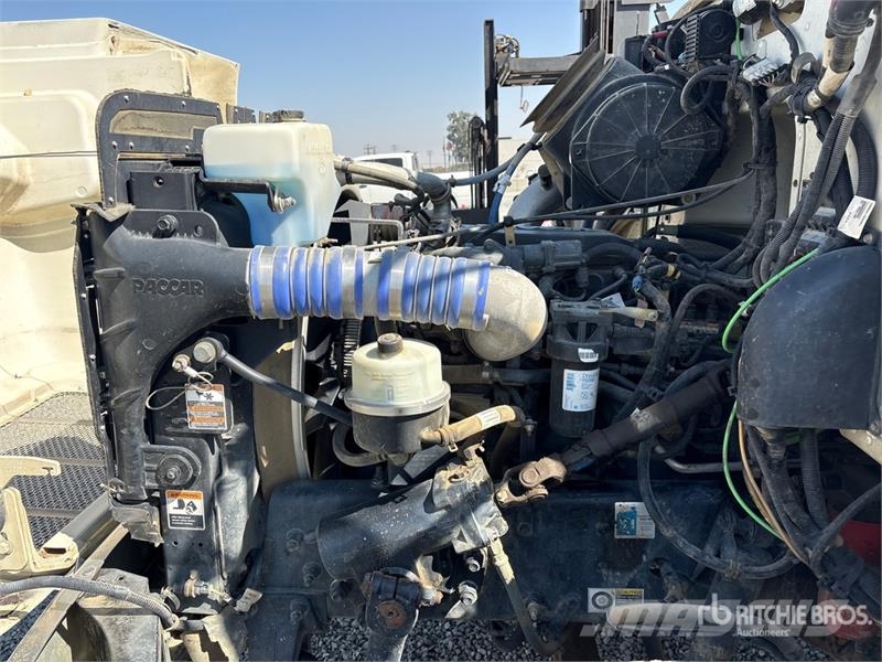 Peterbilt 337 Fuel and Lube Truck Cisternové vozy