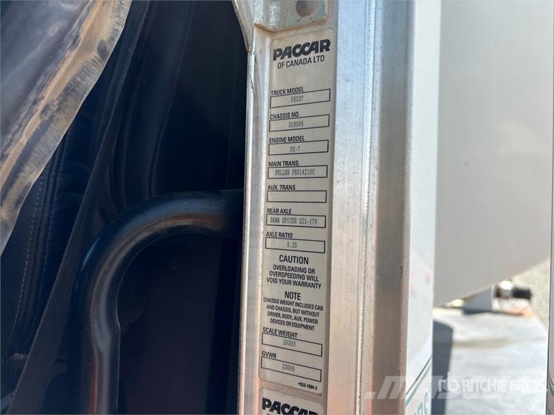 Peterbilt 337 Fuel Truck Tovornjaki cisterne