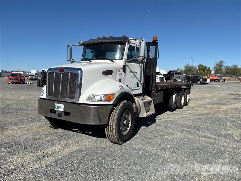 Peterbilt 348 平ボディー