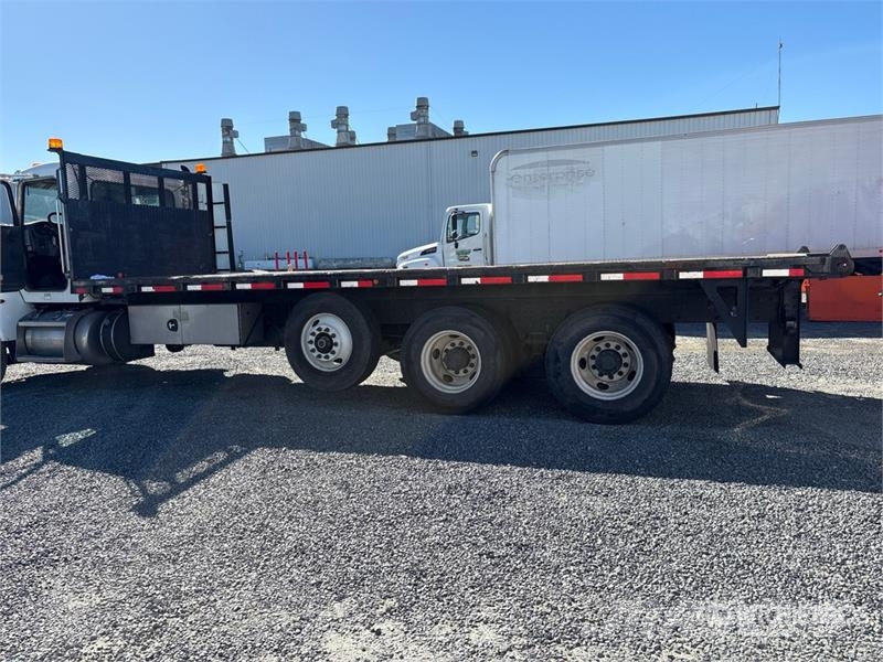 Peterbilt 348 平ボディー