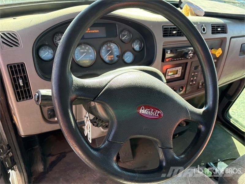 Peterbilt 348 平ボディー