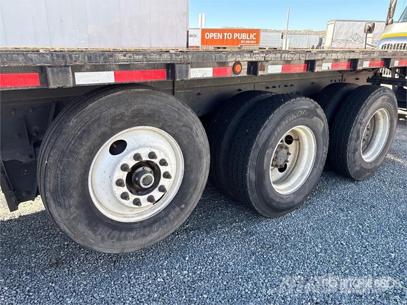 Peterbilt 348 平ボディー