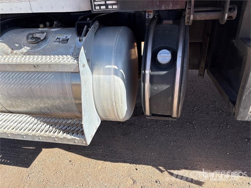 Peterbilt 348 Platformas/izkraušana no sāniem