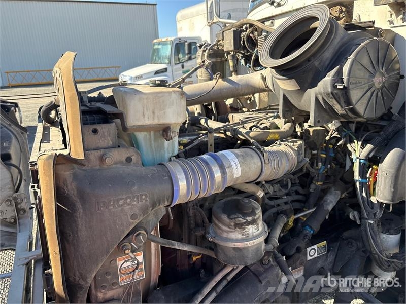Peterbilt 348 平ボディー