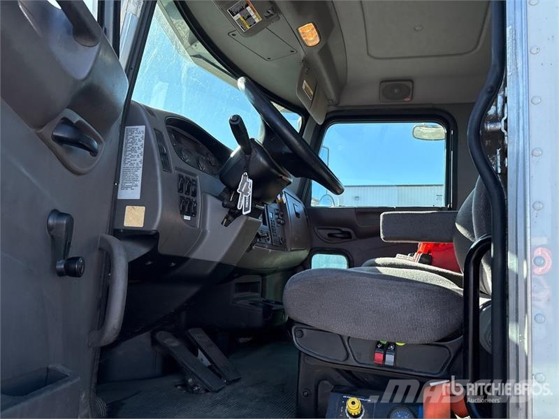 Peterbilt 348 平ボディー