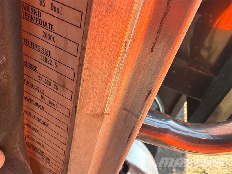 Peterbilt 348 Platformas/izkraušana no sāniem