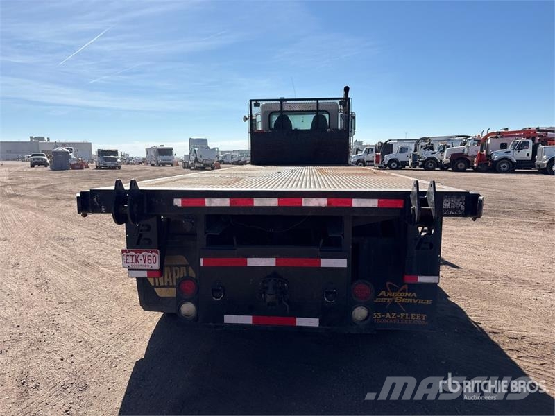Peterbilt 348 Platformas/izkraušana no sāniem