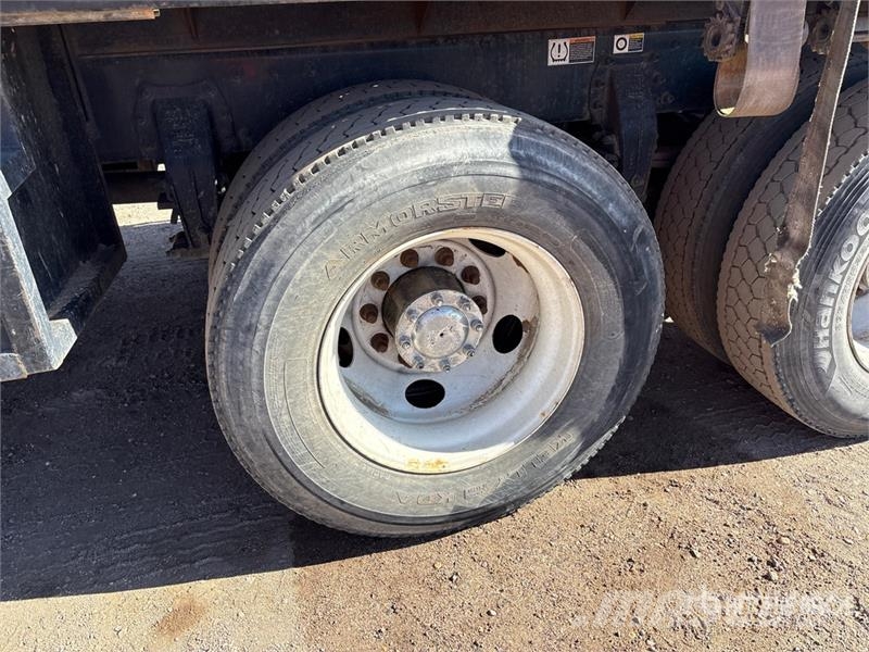 Peterbilt 348 Platformas/izkraušana no sāniem