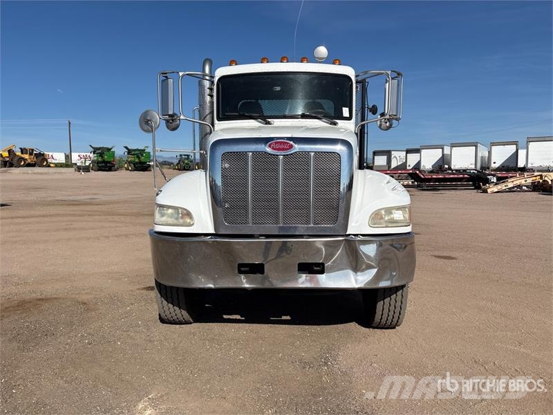 Peterbilt 348 Platformas/izkraušana no sāniem