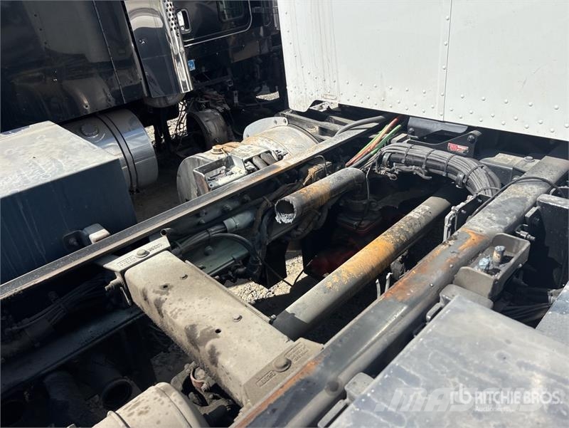Peterbilt 348 6x4 Cab and Chassis Cabine en interieur