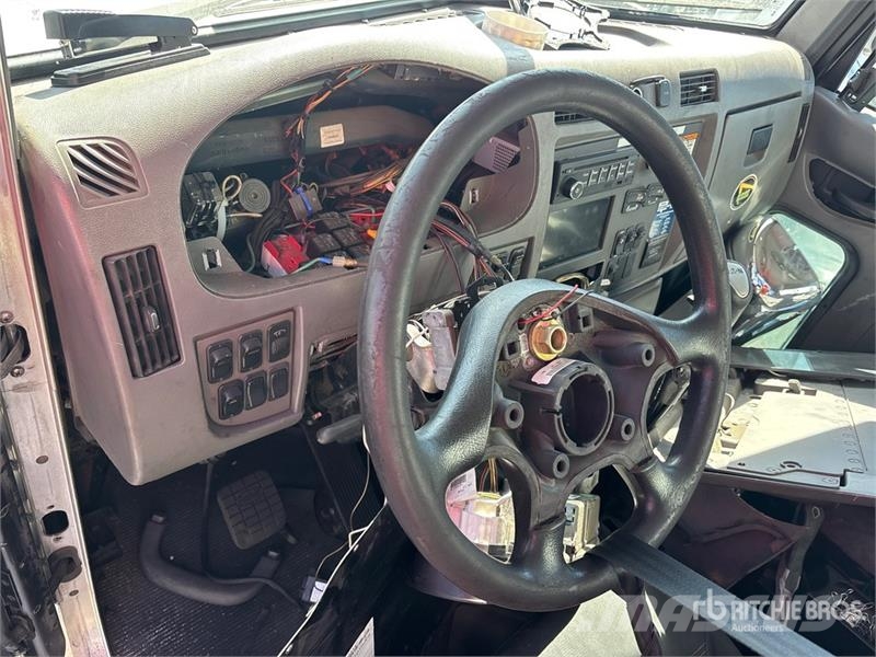 Peterbilt 348 6x4 Cab and Chassis Cabine en interieur