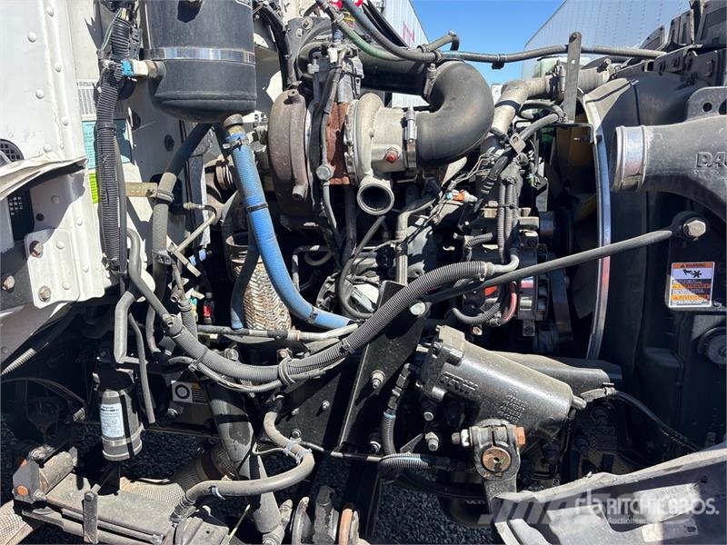 Peterbilt 348 6x4 Cab and Chassis Cabine en interieur