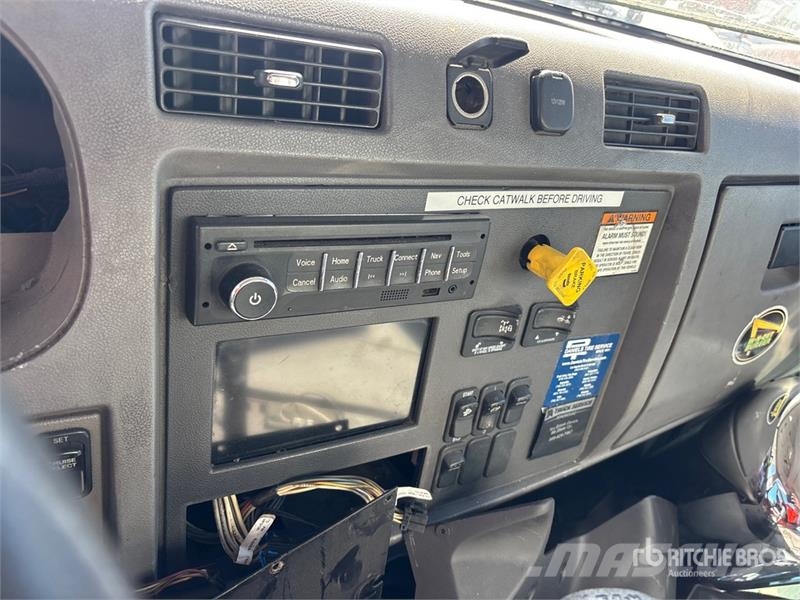 Peterbilt 348 6x4 Cab and Chassis Cabine en interieur
