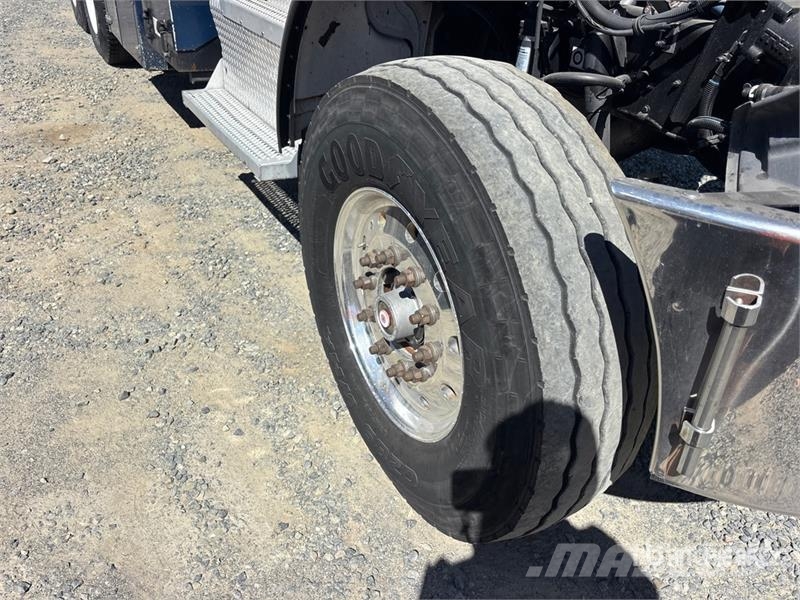 Peterbilt 348 6x4 Cab and Chassis Cabine en interieur
