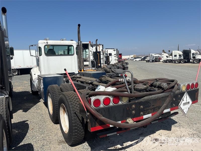 Peterbilt 348 6x4 Cab and Chassis Cabine en interieur