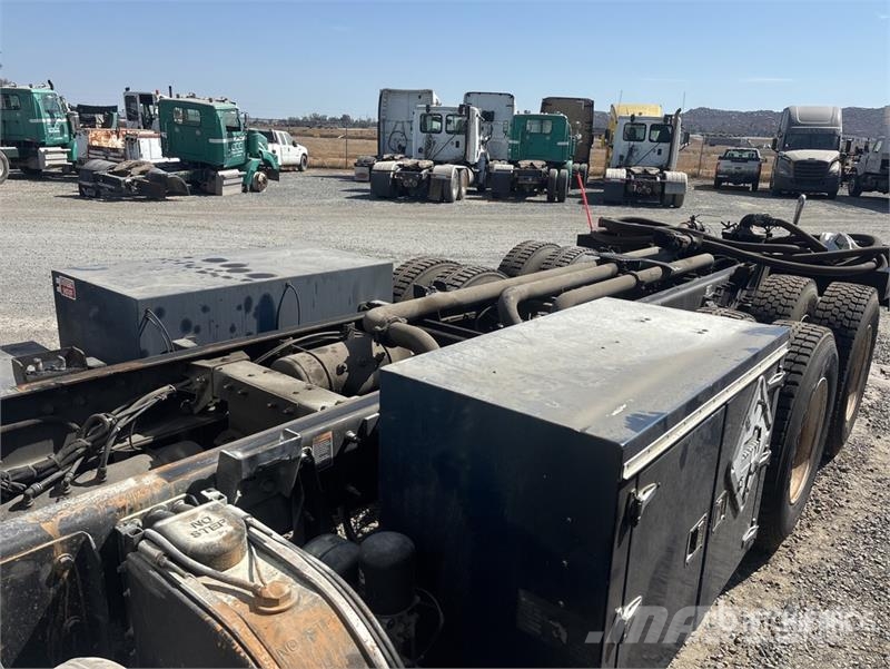 Peterbilt 348 6x4 Cab and Chassis Cabine en interieur