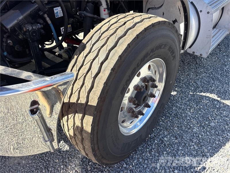 Peterbilt 348 6x4 Cab and Chassis Cabine en interieur
