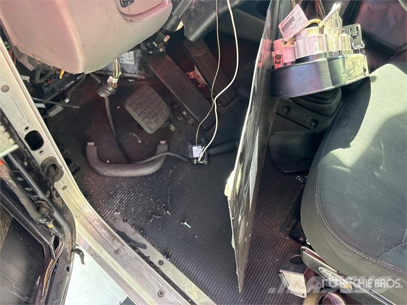 Peterbilt 348 6x4 Cab and Chassis Cabine en interieur