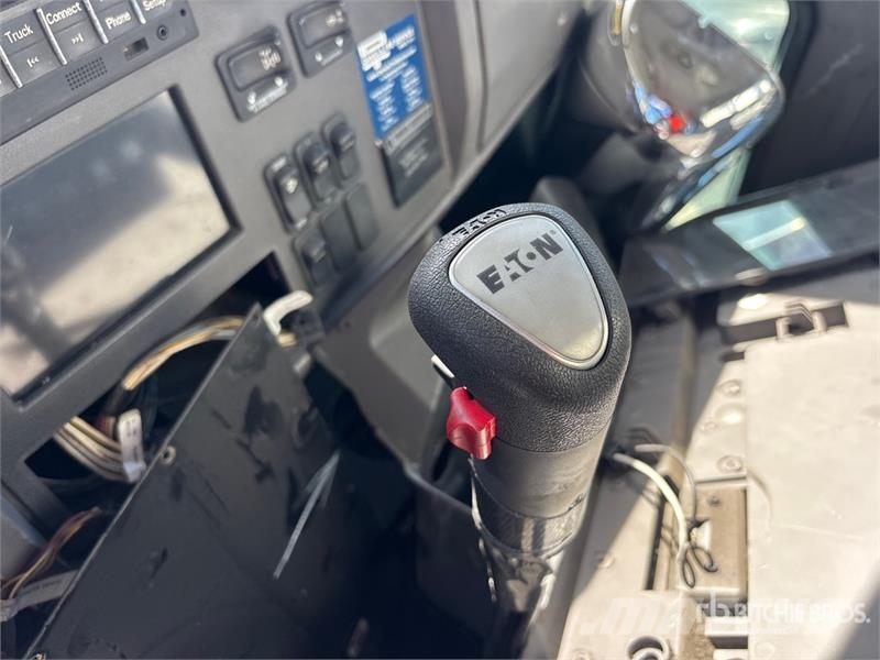 Peterbilt 348 6x4 Cab and Chassis Cabine en interieur